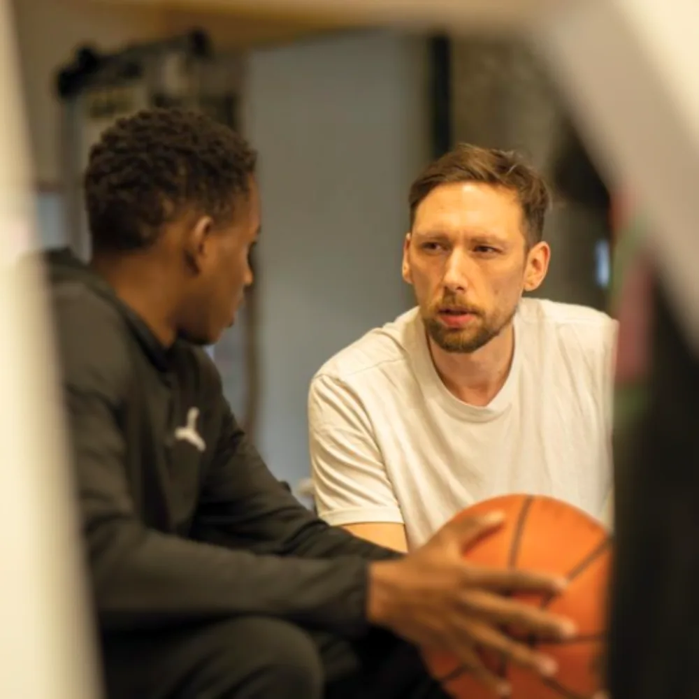 Nicolas Acquié, ostéopathe du sport à Montréal, en consultation avec un joueur de basketball
