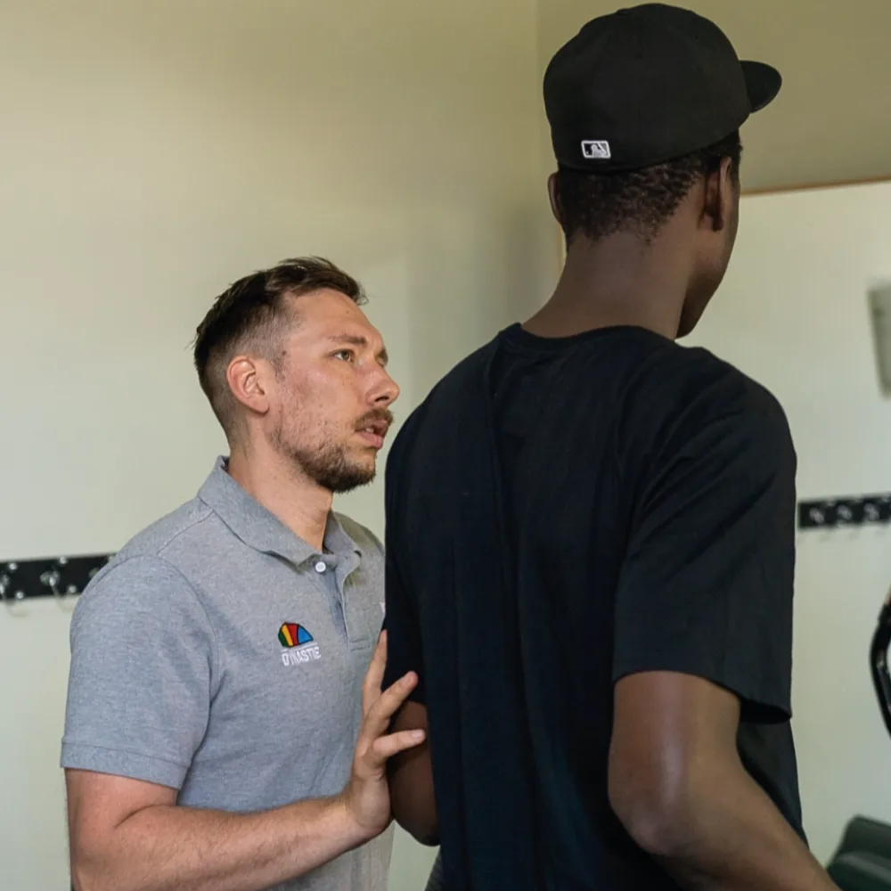 Nicolas Acquié, ostéopathe à Montréal, réalisant une évaluation posturale sur un athlète de basketball