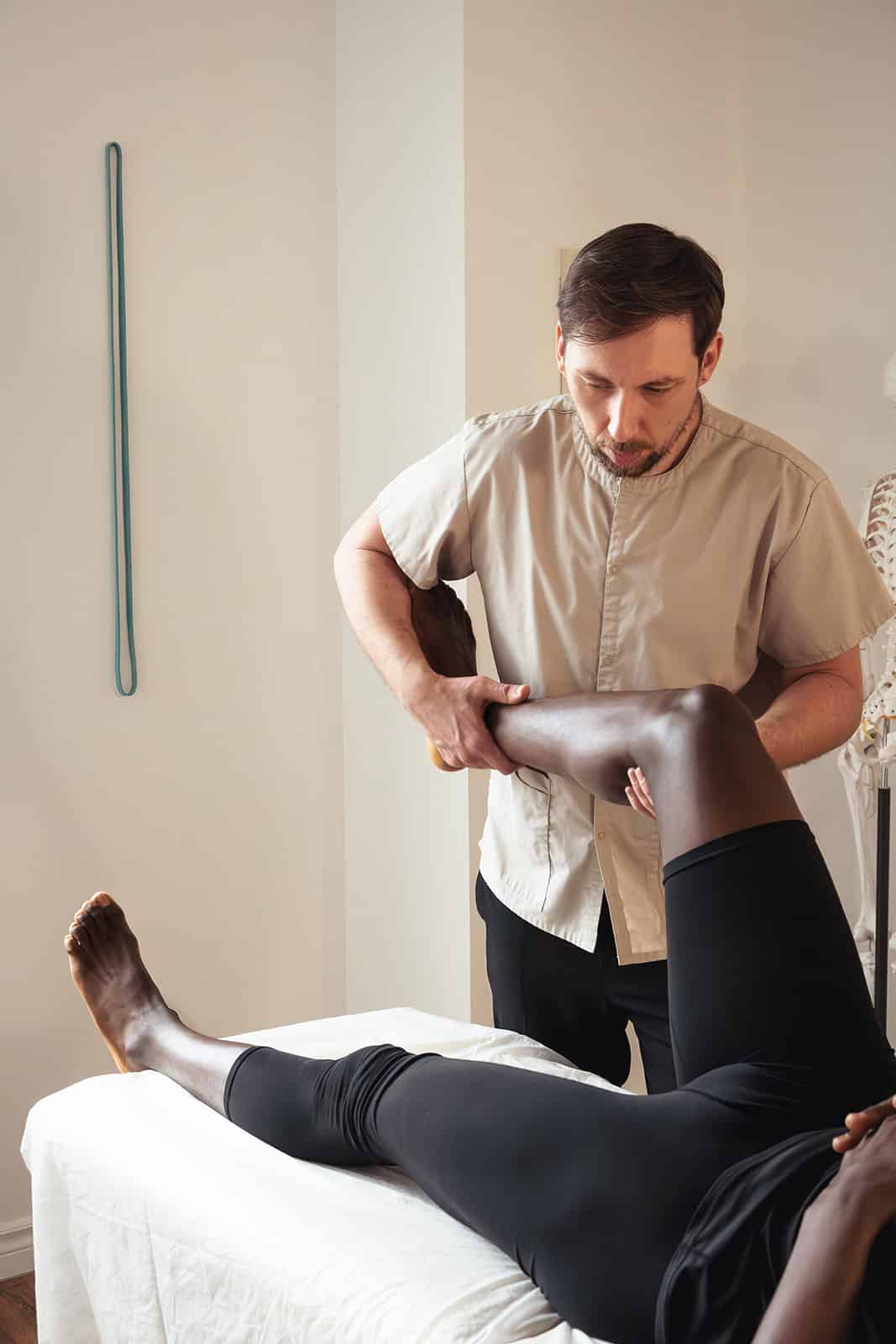 Consultation de sportif, basketteur en ostéopathie par Nicolas Acquié, ostéopathe du sport, Rosemont-La Petite Patrie, Montréal