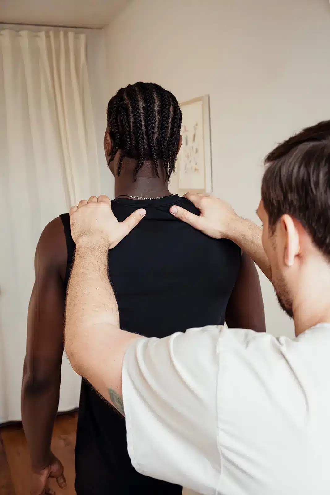 Evaluation d'un basketteur en consultation d'ostéopathie, par Nicolas Acquié Ostéopathe du sport, à Montréal